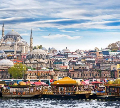 Pescherecci tipici nel porto del Corno d'Oro a Istanbul