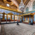 Gli interni riccamente decorati del Palazzo Topkapi testimoniano il fasto della corte ottomana e la storia dell'antica residenza imperiale.