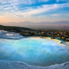 Le piscine naturali di Pamukkale, in Turchia, sorprendono con le loro terrazze di travertino bianco e acque termali turchesi, ideali per un’esperienza rilassante e unica.