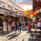 Eminönü negozi e caffè tipici in una strada del quartiere