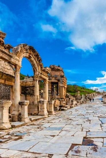 L’antica città di Efeso, uno dei siti archeologici più importanti della Turchia, racconta la storia dell’epoca romana con i suoi templi, teatri e biblioteche ben conservate, immersi in un’atmosfera senza tempo.