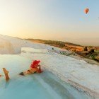 Bagno nelle piscine termali di travertino di Pammukale in Turchia
