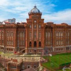 Il Patriarcato di Greco di Fener è un' antico edificio di mattoni rossi oggi adibito a liceo greco, fu costruito nel 1881 dall'architetto greco Kostantinos Dimadis.