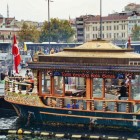 Sul Ponte di Galata a Istanbul, ristoranti di balık ekmek offrono il tradizionale panino con pesce fresco, tra panorama e atmosfera vivace.