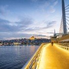 Passeggiata serale sul Golden Bridge nel Corno d' Oro a Istanbul