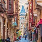 Tipica stradina acciotolata che conduce alla Torre di Galata (Galata Kulesi in turco) una costruzione in pietra epocale di epoca medievale opera dei genovesi situata nel distretto di Galata a Istanbul