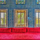Piastrelle Iznik blu e bianche nel Palazzo Topkapi di Istanbul, con motivi floreali e arabeschi che riflettono l’eleganza dell’arte ottomana.
