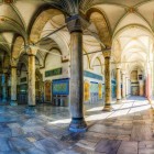 Gli interni del Palazzo di Topkapi incantano con ricche decorazioni, arredi sfarzosi e cortili regali che raccontano la storia dell’Impero Ottomano.