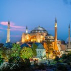 Vista notturna di Santa Sofia a Istanbul, con cupole e minareti illuminati che riflettono la maestosità e il fascino storico della città.