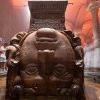 La Basilica con le sue 336 colonne che riflettono sulle acque sotterranee che la percorrono e le due teste di Medusa è una delle principali attrazioni turistiche di Istanbul.