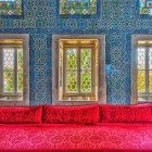 Piastrelle Iznik blu e bianche nel Palazzo Topkapi di Istanbul, con motivi floreali e arabeschi che riflettono l’eleganza dell’arte ottomana.