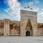 Il caravanserraglio di Sultanhani è un esempio straordinario della rete di infrastrutture che sosteneva i commerci lungo la Via della Seta, garantendo sicurezza e accoglienza ai viaggiatori
