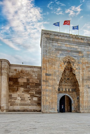 Il Caravanserraglio di Sultanhani, costruito nel XIII secolo, è un capolavoro dell’architettura selgiuchide situato lungo l’antica Via della Seta in Turchia.