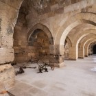 Il caravanserraglio di Sultanhanı, il più grande della Turchia, risale al 1229 e accoglieva mercanti lungo la Via della Seta con sale in pietra, cortili e decorazioni selgiuchidi.