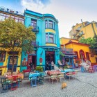 Nel quartiere Sultanet di Istanbul, le case colorate e i caffè tipici creano un’atmosfera accogliente e vivace, tra tradizione locale e scorci pittoreschi.