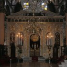L'interno della Chiesa è riccamente adornato. Sul lato destro, vicino alla metà della navata, c'è un pulpito, mentre alla fine si trova una ricca iconostasi.