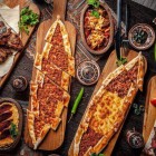 La cucina tradizionale turca unisce sapori mediterranei e mediorientali, con piatti come kebab, meze, baklava e specialità a base di spezie e erbe fresche.