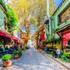 Kuzguncuk è un quartiere storico di Istanbul noto per le sue case colorate in legno, le stradine tranquille e la convivenza di culture diverse.