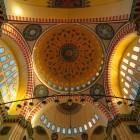 Le volte interne della Moschea di Solimano sono sorrette da 336 colonne dall'effetto visivo sorprendente. La grande cupola centrale, circondata da cupole più piccole e archi è l'esempio della grande abilità dell'architetto.