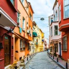 Una stradina tipica del quartiere storico di Balat ad Istanbul è caratterizzata da pavé, case colorate in legno e un’atmosfera che riflette la vita tradizionale della città.