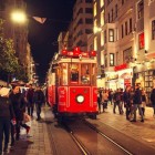Il tram d’epoca sulla via Istiklal ad Istanbul attraversa strade vivaci, tra negozi storici e architettura ottomana, evocando l’atmosfera classica della città.