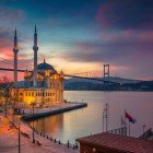 Moschea Ortakoye e ponte Euroasia all'alba