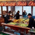 Quartiere di Eminönü venditori di balik ekmek (panino di pesce) Istanbul