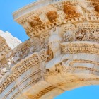 L’arco del Tempio di Adriano a Efeso, elegante arco siriano del II sec., è decorato con un rilievo simbolico di fertilità e rinascita.