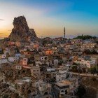Castello di roccia narurale e città di Ortahisar in Cappadocia in Turchia
