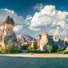 Forme fungine di aenaria nel canyon del villaggio di Cavusin in Cappadocia