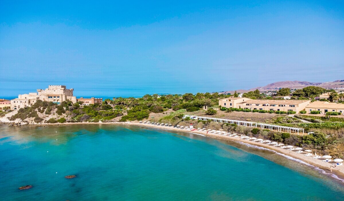 Falconara Resort - Area solarium esterna vista mare e vista sul Castello di Falconara