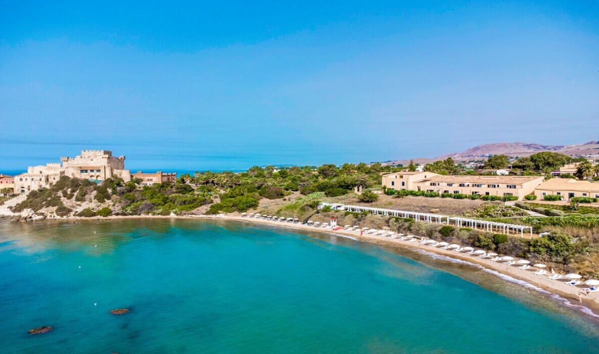 Falconara Resort - Posizione privilegiata della struttura, a pochissimi passi dalla spiaggia