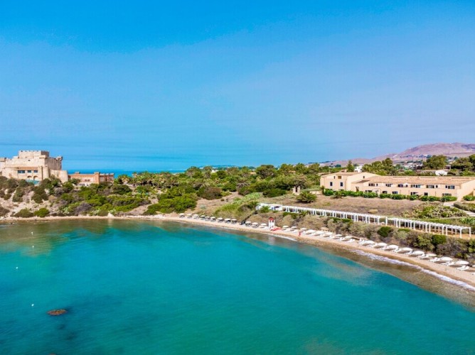 Falconara Resort - Posizione privilegiata della struttura, a pochissimi passi dalla spiaggia
