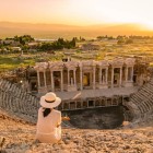 Hierapolis: antica città termale patrimonio UNESCO, con un maestoso teatro romano ben conservato, con vista su Pamukkale e capace di ospitare fino a 15.000 spettatori