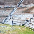 Famoso per la sua posizione panoramica e l'eccellente acustica l'antico teatro, situato vicino all'Asceplion poteva ospitare fino a 24.000 spettatori