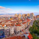 Bursa, prima capitale ottomana, affascina con moschee storiche, mercati vivaci e paesaggi naturali, tra montagne e sorgenti termali rinomate in Turchia.