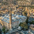 La Grande Moschea di Bursa, costruita nel XIV secolo, è uno dei simboli della città: 20 maestose cupole, eleganti archi e splendide iscrizioni in stile ottomano.