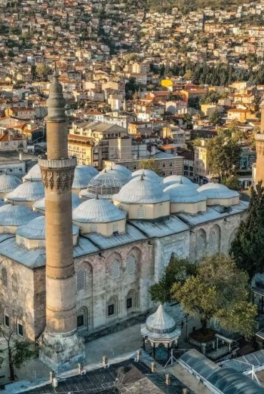 La Grande Moschea di Bursa, costruita nel XIV secolo, è un capolavoro dell’architettura ottomana famosa per le sue 20 imponenti cupole e l’atmosfera spirituale unica.