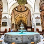 La fontana per abluzioni (şadırvan) nella Grande Moschea di Bursa, con il suo dolce suono d’acqua, crea un’atmosfera di pace e simboleggia la purezza della comunità.