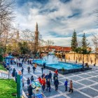 Piazza Orhangazi, ai piedi della Grande Moschea di Bursa, è un vivace punto d’incontro circondato da edifici storici, fontane e caffè, cuore pulsante dell’atmosfera autentica cittadina.