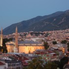La Grande Moschea di Bursa, simbolo spirituale e culturale della città, si erge maestosa nel cuore della città, illuminata da un magnifico tramonto, ai piedi delle montagne del Monte Uludağ.