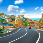 Un tipico paesaggio stradale di Bursa combina eleganti edifici ottomani, minareti sullo sfondo e strade alberate che si snodano tra bazar storici e quartieri collinari.