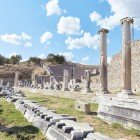 Antico centro terapeutico, l'Asclepion venne fondato da Archias, un cittadino di Pergamo che aveva ricevuto cure mediche presso l'Asclepion di Epidauro, in Grecia