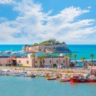 Pigeon Island è una delle attrazioni più suggestive di Kusadasi, in Turchia. Questa splendida isola, collegata alla terraferma da una passerella, offre una passeggiata panoramica tra antiche mura, bastioni storici e giardini ben curati