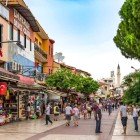 Shopping lungo la strada principale di Kusadasi in Turchia