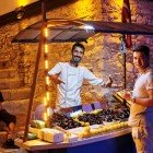A Kusadasi, in Turchia, lo street food è una delle esperienze culinarie da non perdere. Tra le specialità più amate ci sono le cozze ripiene, vendute da ambulanti lungo le strade e nei mercati locali