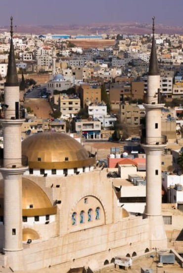 Madaba, città giordana nota per le sue moschee e mosaici antichi, un mix unico di storia, cultura e vita urbana vibrante.