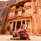 Spettacolare vista di due bellissimi cammelli di fronte ad Al Khazneh (Il Tesoro) a Petra