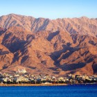 La città di Aqaba vista dal mare con la Moschea sullo sfondo