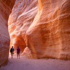 Il Siq, lo stretto canyon a fessura che funge da passaggio d'ingresso alla città nascosta di Petra, Giordania